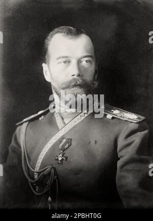 1909 : der russische Zar Nicholas II. Von Russland ( 18. Mai 1868–J Uuly 17, 1918) ( Nikolay II) war der letzte Kaiser Russlands, König von Polen und Großherzog von Finnland . Er herrschte von 1894 bis zu seiner Zwangsabdankung im Jahr 1917 . Nicholas war nicht in der Lage, ein Land in politischen Unruhen zu managen und seine Armee im Ersten Weltkrieg zu befehligen. Seine Herrschaft endete mit der russischen Revolution von 1917, nach der er und seine Familie von Bolschewiken hingerichtet wurden. Nach seiner Heiligsprechung wurde er von der russisch-orthodoxen Kirche als der Heilige Nikolaus, der Leidenschafter, angesehen. - foto Storiche - foto Storica - Bart Stockfoto