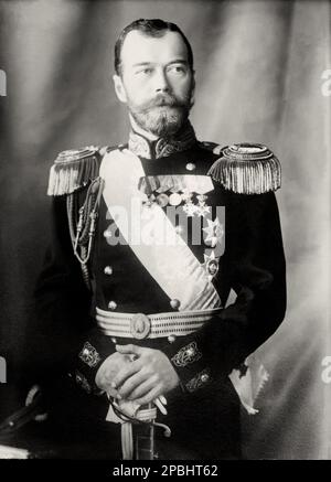 1909 Ca : der russische Zar Nicholas II. Von Russland ( 18. Mai 1868–J uly 17, 1918) ( Nikolay II) war der letzte Kaiser Russlands, König von Polen und Großherzog von Finnland . Er herrschte von 1894 bis zu seiner Zwangsabdankung im Jahr 1917 . Nicholas war nicht in der Lage, ein Land in politischen Unruhen zu managen und seine Armee im Ersten Weltkrieg zu befehligen. Seine Herrschaft endete mit der russischen Revolution von 1917, nach der er und seine Familie von Bolschewiken hingerichtet wurden. Nach seiner Heiligsprechung wurde er von der russisch-orthodoxen Kirche als der Heilige Nikolaus, der Leidenschafter, angesehen. - foto Storiche - foto storica - BE Stockfoto