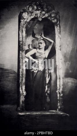 Ca. 1920 , Roma , ITALIEN : die russische Revolutantänzerin JIA RUSKAJA ( Geburtsname Eugenia Evgenija Borisenko , 1902 - 1970). Auf diesem Foto RUSKAJA im Ballett SUMITRA ( 1928 ) von Carlo Clausetti, Musik von Riccardo Pick Mangiagalli und Regie von Guido Salvini , Teatro dell'Esposizione di Milano . Ruskaya war der Liebhaber des futuristischen Künstlers und Schriftstellers FILIPPO TOMMASO MARINETTI und arbeitete im Teatro Degli Indipensä von Anton Giulio Bragaglia ( Via degli Avignonesi in Rom ). - DANCE - COREOGRAFA - COREOGRAFO - DANZA - Ballerina - rivoluzionaria - avanguardia - avantgarde - FUTURISTA - FUTURI Stockfoto