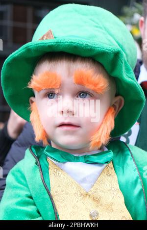 London, Großbritannien. 12. März 2023. Ein als Kobold verkleidetes Kind wartet auf die Parade. (Vater erteilte die Erlaubnis zum Fotografieren). Die jährliche St. Patrick's Day Parade reiste durch die Straßen im Zentrum Londons und unterhielt die Menschenmassen von Piccadilly bis nach Whitehall. Auf einem Festival am Trafalgar Square wurden irische Musik- und Tanzdarbietungen gezeigt. Kredit: Elfte Stunde Fotografie/Alamy Live News Stockfoto