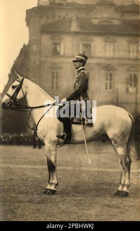 1928 Ca , Turin , ITALIEN : UMBERTO di SAVOIA Prinz von Piemont ( 1904 - 1983 ) , späterer König von Italien UMBERTO II . im Mai 1946, Sohn des Königs von Italien VITTORIO EMANUELE III und Königin ELENA ( del Montenegro ) , Foto von F. Groppelli , Torino - ITALIA - CASA SAVOIA - REALI - Nobiltà ITALIANA - SAVOY - ADEL - KÖNIGE - GESCHICHTE - FOTOSTORICHE - Könige - nobili - Nobiltà - principe reale - Porträt - Rituto - Pferd - cavallo - Militäruniform - divisa uniforme militare ---- Archivio GBB Stockfoto