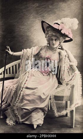 1895 Ca : die gefeierte französische Schauspielerin CECILE SOREL ( geb. Celine Emilie Seurre , Paris 1873 - Deauville , Calvados 1966 ) , Liebhaberin des italienischen Dichters Gabriele D'Annununzio . Porträt des Fotografen Reutlinger, Paris - BELLE EPOQUE - TEATRO - Theater - PARIGI - PARIS - Feathers - Piuma - Piume - Schleier - Velo - Tulle - Fiokco - Bogen - Parrucca - Perücke - Rouches - Hut - cappello - pizzo - Spitze - BELLE EPOQUE - DIVA - DIVINA - Perlenkette - collana di perle - perla - Schmuck - Juwelen - gioiello - gioielli - Bijoux - Raso - Satin - Bracciale - Braccialetto - Armband - Damina 70 Stockfoto