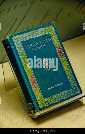 „Onkel Tom’s Cabin“ von Harriet Beecher Stowe wird im GulfQuest Museum in Mobile, Alabama, ausgestellt. Stockfoto