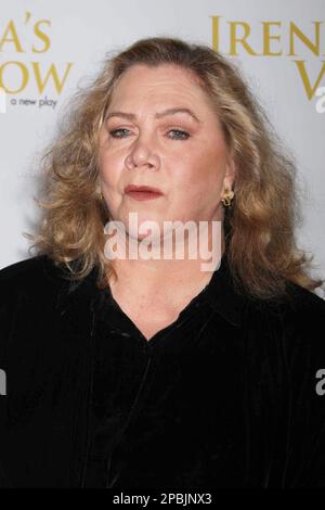 Kathleen Turner nimmt am 29. März 2009 am Eröffnungsabend des „Irena's Eid“ im Walter Kerr Theatre in New York City Teil. Foto: Henry McGee/MediaPunch Stockfoto