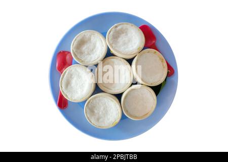 Schnittstück mit gedämpfter Kokosnussmilch Custard in einer Tasse thailändisches Dessert mit süßem auf weißem, isoliertem. Stockfoto