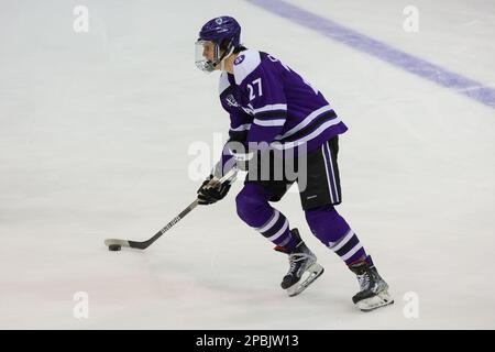 11. März 2023: Holy Cross Crusaders Defenseman Mack Oliphant (27) macht einen Aufwärmpunkt vor einem Spiel gegen die RIT Tigers. Das Rochester Institute of Technology Tigers war Gastgeber der Kreuzritter der Holy Cross University im Halbfinalspiel des Atlantic Hockey Tournament 2 im Gene Polisseni Center in Rochester, New York. (Jonathan Tenca/CSM) Stockfoto