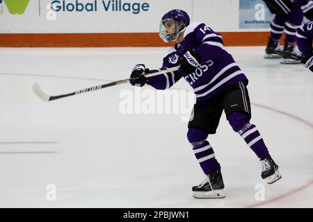 11. März 2023: Holy Cross Crusaders Defenseman Matt Shatsky (14) macht einen Aufwärmschuss vor einem Spiel gegen die RIT Tigers. Das Rochester Institute of Technology Tigers war Gastgeber der Kreuzritter der Holy Cross University im Halbfinalspiel des Atlantic Hockey Tournament 2 im Gene Polisseni Center in Rochester, New York. (Jonathan Tenca/CSM) Stockfoto