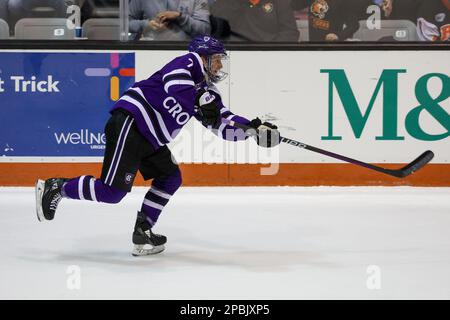 11. März 2023: Holy Cross Crusaders Defenseman Nick Hale (7) tritt in der ersten Phase gegen die RIT Tigers an. Das Rochester Institute of Technology Tigers war Gastgeber der Kreuzritter der Holy Cross University im Halbfinalspiel des Atlantic Hockey Tournament 2 im Gene Polisseni Center in Rochester, New York. (Jonathan Tenca/CSM) Stockfoto