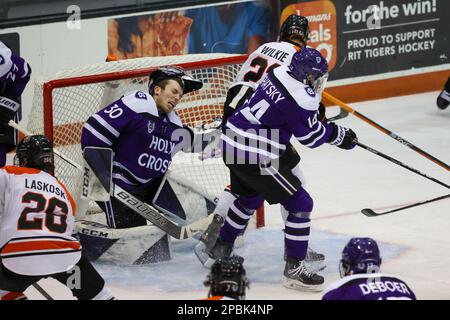 11. März 2023: Der Goaltender des Holy Cross Crusaders Jason Grande (30) hat seinen Helm in der dritten Stunde gegen die RIT Tigers abgeschossen. Das Rochester Institute of Technology Tigers war Gastgeber der Kreuzritter der Holy Cross University im Halbfinalspiel des Atlantic Hockey Tournament 2 im Gene Polisseni Center in Rochester, New York. (Jonathan Tenca/CSM) Stockfoto