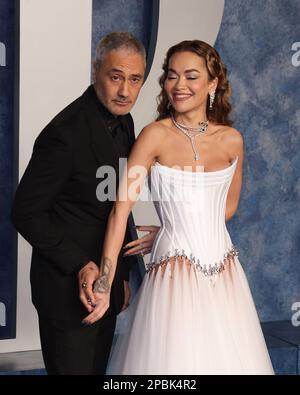 Beverly Hills, USA. 12. März 2023. Taika Waititi und Rita Ora besuchen am 12. März 2023 die Vanity Fair Oscar Party 2023 im Wallis Annenberg Center for the Performing Arts in Beverly Hills, Kalifornien. Foto: Crash/imageSPACE/Sipa USA Kredit: SIPA USA/Alamy Live News Stockfoto