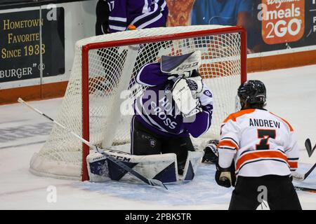 11. März 2023: Der Goaltender des Holy Cross Crusaders Jason Grande (30) hat seinen Helm in der dritten Stunde gegen die RIT Tigers abgeschossen. Das Rochester Institute of Technology Tigers war Gastgeber der Kreuzritter der Holy Cross University im Halbfinalspiel des Atlantic Hockey Tournament 2 im Gene Polisseni Center in Rochester, New York. (Jonathan Tenca/CSM) Stockfoto