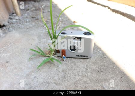 Miniaturfigur eines Großvaters, der vor dem Haus wartet. Stockfoto