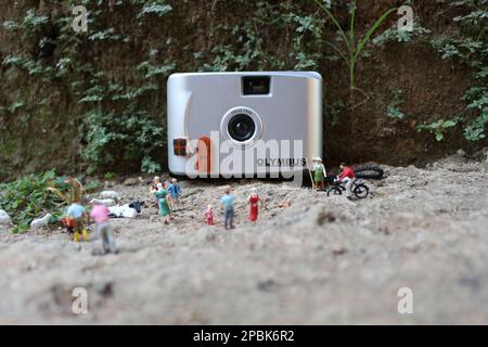 Bogor, Indonesien - Oktober 22 2022. Miniaturfigur von Menschenmassen mit ihren jeweiligen Aktivitäten. Das Konzept des sozialen Lebens. Stockfoto