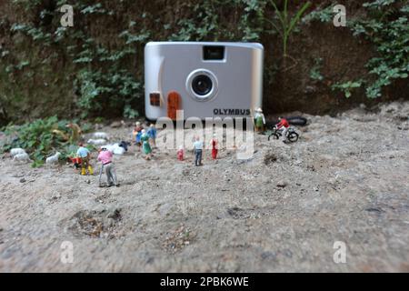 Bogor, Indonesien - Oktober 22 2022. Miniaturfigur von Menschenmassen mit ihren jeweiligen Aktivitäten. Das Konzept des sozialen Lebens. Stockfoto