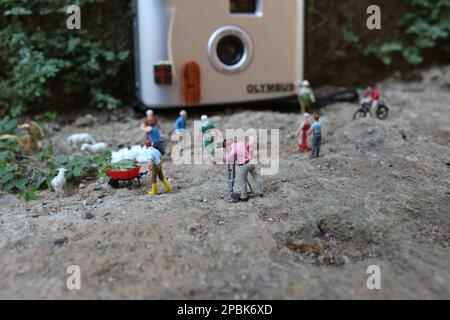 Bogor, Indonesien - Oktober 22 2022. Miniaturfigur von Menschenmassen mit ihren jeweiligen Aktivitäten. Das Konzept des sozialen Lebens. Stockfoto