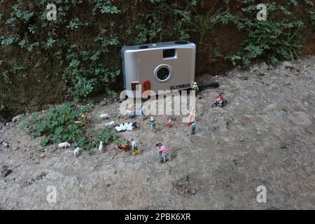 Bogor, Indonesien - Oktober 22 2022. Miniaturfigur von Menschenmassen mit ihren jeweiligen Aktivitäten. Das Konzept des sozialen Lebens. Stockfoto