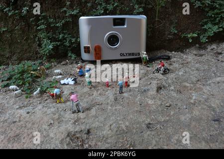 Bogor, Indonesien - Oktober 22 2022. Miniaturfigur von Menschenmassen mit ihren jeweiligen Aktivitäten. Das Konzept des sozialen Lebens. Stockfoto