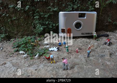 Bogor, Indonesien - Oktober 22 2022. Miniaturfigur von Menschenmassen mit ihren jeweiligen Aktivitäten. Das Konzept des sozialen Lebens. Stockfoto