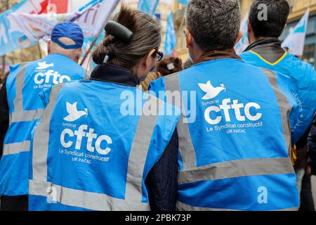 Demonstranten der Gewerkschaft CFTC (Französischer Bund christlicher Arbeiter) tragen während der Demonstration Westen, die mit CFTC gekennzeichnet sind. Die französischen Gewerkschaften haben einen siebten Aktionstag gegen die Rentenreform der französischen Regierung gefordert, durch die das Rentenalter von 62 auf 64 Jahre angehoben werden soll. Die Polizei schätzt für diesen 7. Tag die Zahl der Demonstranten, die in den Straßen von Marseille marschieren, auf 7.000, während die Gewerkschaften sie auf 80.000 schätzen. Das Innenministerium berichtet von 368.000 Demonstranten auf den Straßen Frankreichs, während die Gewerkschaften mehr als 1 Millionen fordern Stockfoto