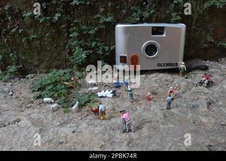 Bogor, Indonesien - Oktober 22 2022. Miniaturfigur von Menschenmassen mit ihren jeweiligen Aktivitäten. Das Konzept des sozialen Lebens. Stockfoto