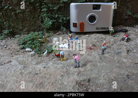 Bogor, Indonesien - Oktober 22 2022. Miniaturfigur von Menschenmassen mit ihren jeweiligen Aktivitäten. Das Konzept des sozialen Lebens. Stockfoto