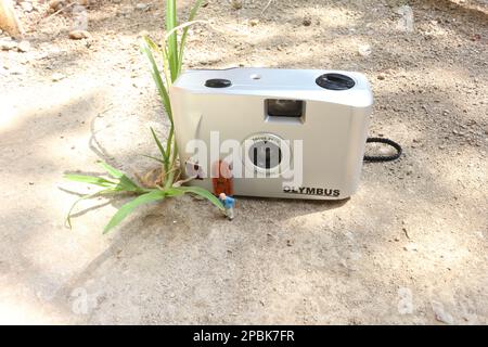 Miniaturfigur eines Großvaters, der vor dem Haus wartet. Stockfoto