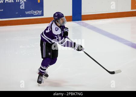 11. März 2023: Holy Cross Crusaders Defenseman Mack Oliphant (27) tritt in der dritten Stunde gegen die RIT Tigers an. Das Rochester Institute of Technology Tigers war Gastgeber der Kreuzritter der Holy Cross University im Halbfinalspiel des Atlantic Hockey Tournament 2 im Gene Polisseni Center in Rochester, New York. (Jonathan Tenca/CSM) Stockfoto