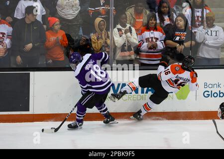 11. März 2023: Holy Cross Crusaders Forward Bobby Young (18) wirft einen Hit in der dritten Runde gegen die RIT Tigers. Das Rochester Institute of Technology Tigers war Gastgeber der Kreuzritter der Holy Cross University im Halbfinalspiel des Atlantic Hockey Tournament 2 im Gene Polisseni Center in Rochester, New York. (Jonathan Tenca/CSM) Stockfoto