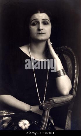 1925 Ca , ITALIEN : das italienische Theater , die Filmschauspielerin und die "Doppiatrice " LOLA BRACCINI ( 1889 - 1969 ). Foto von Vettori , Bologna . Die italienische Stimme der Schauspielerin Margaret Rutherford , Ethel Barrymore und Katina Paxinou . - CINEMA - FILM - Doppiatore - Doppiatrice - doppiaggio cinematografico - ATTRICE - TEATRO - Theater - DIVA - DIVINA - VAMP - CINEMA - ANNI VENTI - 20's - '20 - ritratto - Portrait - Perlenkette - collana di perle - perla - Bracciale - Armband - Armband - Anello - Ring - Schwarzes Kleid - abito nero vestito - Mode - moda - Archivio GBB Stockfoto