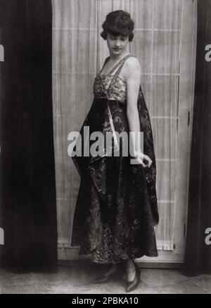 1915 , Paris , FRANKREICH : Damenmode Abendkleid von CALLOT Soeurs . Foto: Philippe Ortiz . Callot Soeurs war ein Modedesignhaus, das 1895 in der Rue Taitabout 24 in Paris, Frankreich, eröffnet wurde. Es wurde von den vier Callot-Schwestern Marie Callot Gerber, Marthe Callot Bertrand, Regina Callot Tennyson-Chantrell und Joséphine Callot Crimont betrieben. In den 1920er Jahren gehörten sie zu den führenden Modehäusern in Paris und belieferten eine exklusive Kundschaft aus ganz Europa und den USA. - foto Storiche - foto Storica - MODA - MODE - ANNI DIECI - Zehner - 10 - FRANCIA - GESCHICHTSFOTO Stockfoto