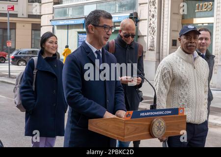 New York, New York, USA. 12. März 2023. (NEU) Bürgermeister Adams startet Eine neue Phase der „Broadway Vision“. 12. März 2023, New York, New York, USA: Kommissar Ydanis Rodriguez vom New York City Department of Transportation (DOT) spricht am 12. März 2023 in New York City auf einer Auftaktveranstaltung des Programms „Broadway Vision“ der Regierung. Eric Adams, Bürgermeister von New York City, und Ydanis Rodriguez, Kommissar des Verkehrsministeriums von New York City, starteten heute den Bau einer neuen Phase des „Broadway Vision“-Plans der Regierung, die stattfinden wird Stockfoto