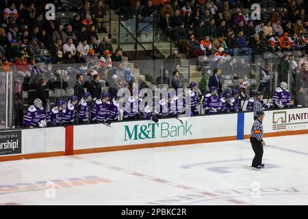 11. März 2023: Die Spieler der Holy Cross Crusaders sehen sich das Spiel in der Verlängerung gegen die RIT Tigers an. Das Rochester Institute of Technology Tigers war Gastgeber der Kreuzritter der Holy Cross University im Halbfinalspiel des Atlantic Hockey Tournament 2 im Gene Polisseni Center in Rochester, New York. (Jonathan Tenca/CSM) Stockfoto