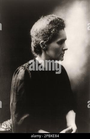 1890 Ca , Paris , Frankreich : die gefeierte polnische Physikerin und Chemikerin MARIE CURIE ( geboren Maria Sklodowska , 1867 - 1934 ). Verheiratet mit dem Physiker PIERRE CURIE ( 1859 - 1906 ), einem Pionier der Kristallographie, des Magnetismus, der Piezoelektrizität und der Radioaktivität. Er teilte den Nobelpreis für Physik 1903 mit seiner Frau Marie Curie , Und Henri Becquerel, " in Anerkennung der außergewöhnlichen Leistungen, die sie durch ihre gemeinsamen Forschungen über die Strahlungsphänomene, die Professor Henri Becquerel entdeckte, erbracht haben" - foto storiche - foto storica - scienziato - Wissenschaftler - Portrait - ritratto - F Stockfoto