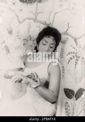 1958 , 22 . februar , New York , USA : der sopransänger GLORIA DAVY der amerikanischen Oper als AIDA von Giuseppe Verdi . Foto von Carl VAN VECHTEN ( 1880 - 1964 ) . Gloria Davy (geboren 1931, Brooklyn) ist eine afroamerikanische Sopranin. Sie war die erste schwarze Künstlerin, die am 1958. Februar in der New York Metropolitan Opera in AIDA gesungen hat . Sie trat dort regelmäßig drei Jahre lang auf, darunter die Zauberflöte ( Il Flauto Magico ) von Amadeus Mozart , PAGLIACCI von Ruggero Leoncavallo und Il TROVATORE - OPER - Cantante lirica - classica - klassisch - Ohrringe - Orechino -. Orechini - Schultern - Spalla - Spa Stockfoto