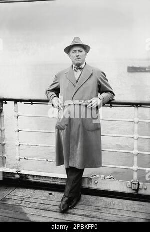 1920 Ca , NEW YORK , USA: Der italienische Opernsänger Tenore PIETRO DE BIASI kommt mit der Transatlantischen Marine in die USA. - OPERA CLASSICA - klassisch - Cantante lirico - Teatro - cappello - Hut - TRANSATLANTICO - Nave - barca papillon - Schleife - Cravatta - Rituto - Porträt --- Archivio GBB Stockfoto