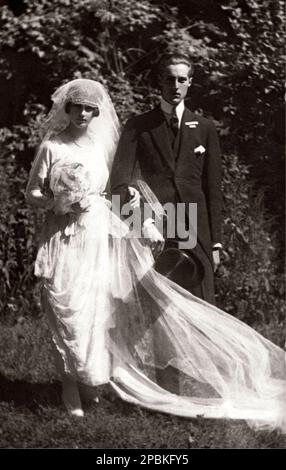 1920 , ITALIEN : die italienische contessa GABRIELLA DE BOSDARI ( Bologna 1900 - Palermo 1999 ) , Tochter von Graf Filippo ( geboren 1874) und Beatrice De' Rossi (tot 1945) , der Tag der Hochzeit mit Graf Andrea ( Andy ) Nicolis Di ROBILANT (1899-1977) . Gabriella heiratete 2 Mal , am 2. . im Jahr 1948 mit Prinz Francesco STARABBA di GIARDINELLI Graf von Pachino und Prinz von Militello . Gabriella eröffnet 1936 ein Mode-Atelier in Mailand, Via Santo Spirito, benannt NACH GABRIELLA SPORT für sportliche Freizeitkleidung. Nach dem großen Erfolg des Ladens im Jahr 1945 kann man die gefeierte Casa di Moda VENTURA in R kaufen Stockfoto