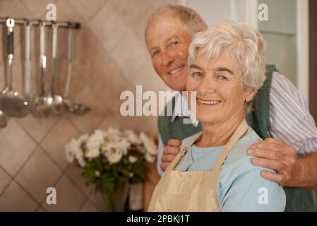 Sie haben noch Dates. Porträt eines älteren Paares, das in der Küche zusammensteht. Stockfoto