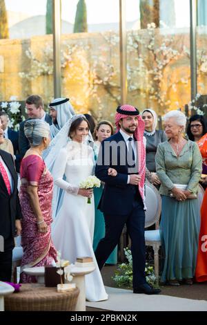 Amman, Jordanien. 12. März 2023. Jordaniens Kronprinz Hussein (oder Al Hussain) bin Abdullah II. Führt seine Schwester Prinzesse Iman bint Abdullah II. An ihrer Großmutter Prinzessin Muna (rechts), geboren Antoinette Gardiner, während der Hochzeit von Prinzessin Iman, im Beit Al Urdun Palast (Haus von Jordanien) in Amman, Jordanien, am 12. März 2023. Foto: Balkis Press/ABACAPRESS.COM Kredit: Abaca Press/Alamy Live News Stockfoto