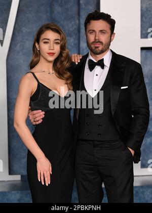 Caylee Cowan und Casey Affleck nehmen an der Vanity Fair Oscar Party Teil, die im Wallis Annenberg Center for the Performing Arts in Beverly Hills, Los Angeles, Kalifornien, USA stattfindet. Foto: Sonntag, 12. März 2023. Stockfoto