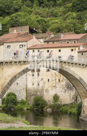 Frankreich. Auvergne. Haute-Loire (43). Lavoute-Chilhac. Das Cyclo-sportliche Ereignis La Pierre Chany auf den Straßen des Allier-Tals Stockfoto