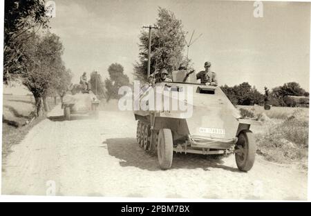 World war Two B&W Photo SdKfz 251/D Panzertrampe an der Ostfront 1944 . Das waren im Wesentlichen gepanzerte Truppentransporter Stockfoto