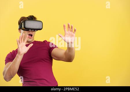 Ein überraschter starker Mann mit einer Virtual-Reality-Brille Stockfoto