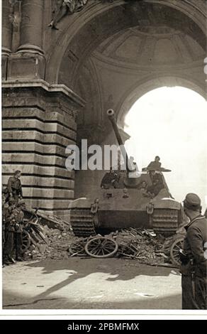 World war Two B&W Foto A King Tiger in Budapest im März 1944 Stockfoto