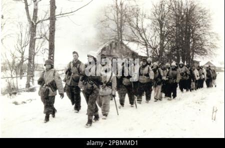 2. Weltkrieg B&W Photo Wehrmacht Truppen bewegen sich im Winter 1943/44 in Richtung Front an der russischen Front. Die deutschen Soldaten sind in Snow Camouflage gekleidet Stockfoto