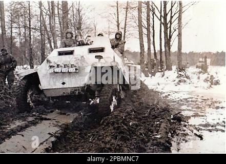 2. Weltkrieg B&W Photo Wehrmacht Truppen in einem gepanzerten Halftack Sdkfz251 meistern raues Gelände auf einer russischen Straße im Winter 1942/43 Stockfoto