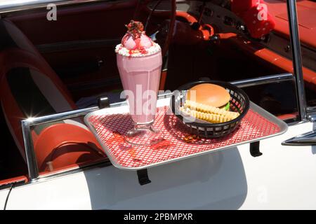 FAHREN SIE IN DAS ESSENSFACH AM FENSTER DES 1950 CHEVROLET BEL AIR („AÉGENERAL MOTORS CORP 1950“) AUTOMOBILS Stockfoto