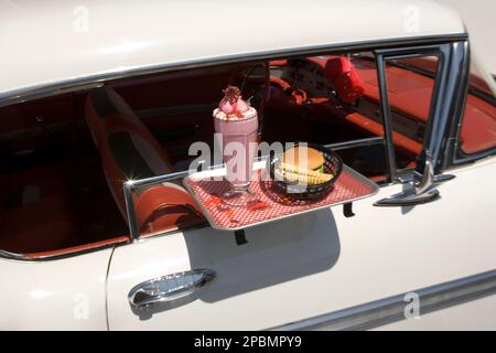 FAHREN SIE IN DAS ESSENSFACH AM FENSTER DES 1950 CHEVROLET BEL AIR („AÉGENERAL MOTORS CORP 1950“) AUTOMOBILS Stockfoto