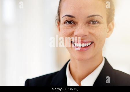 Ihre Karriere kennt keine Grenzen. Nahaufnahmen einer lächelnden jungen Geschäftsfrau. Stockfoto