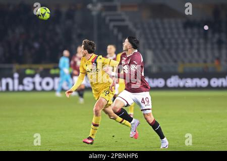 Olimpico Grande Torino Stadium, Turin, Italien, 06. März 2023, Andrea Cambiaso (Bologna FC) im Kampf gegen Nemanja Radonjic (Turin FC) während der Tor Stockfoto