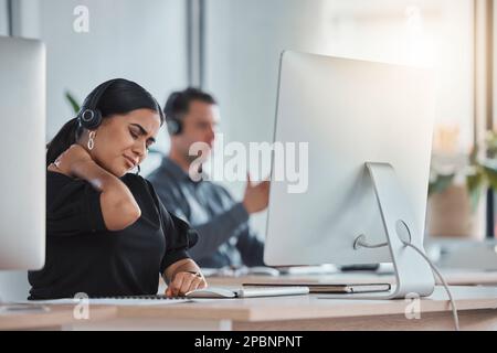 Nackenschmerzen, Callcenter und Burnout mit Frau im Büro für Kommunikation, Beratung und Kundenservice. Stress, Kopfschmerzen und Müdigkeit mit dem Mitarbeiter Stockfoto